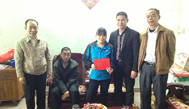 廣東霸王花集團(tuán)領(lǐng)導(dǎo)開展“送溫暖 獻(xiàn)愛心”走訪慰問活動(dòng)