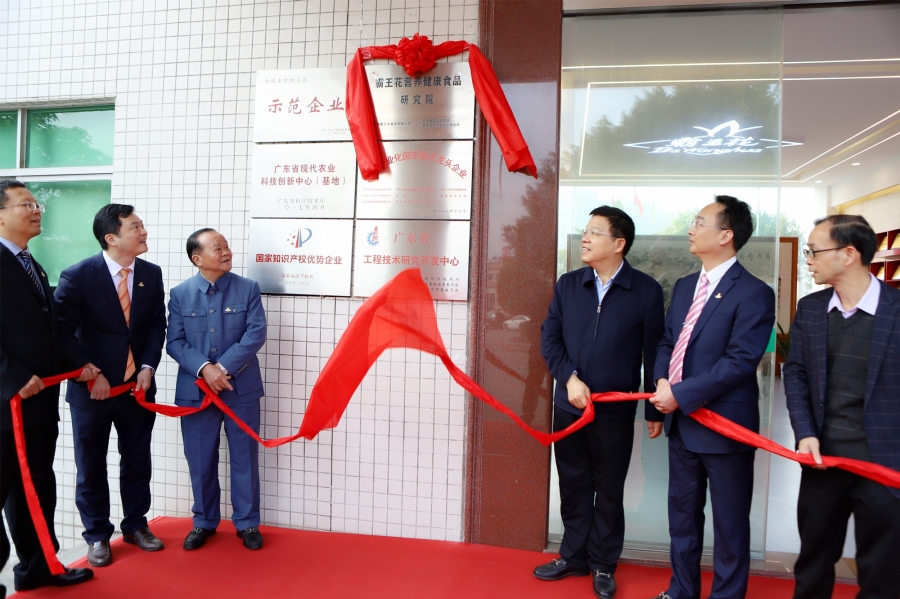 1640413193310823.jpg 朱日楊董事長、朱榮業總裁等人共同揭幕.jpg