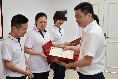 1655545136339971.jpg 朱利昀副總裁為學員頒獎.jpg